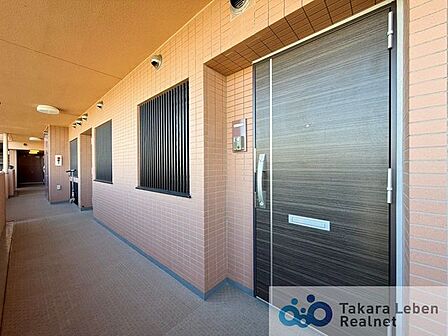 訪れる方を優しくお出迎えする落ち着いた玄関。毎日の外出や帰宅の際にも気持ちを落ち着かせてくれる空間になりそう。