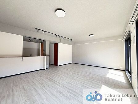 キッチンからリビング全体を見渡すことができます。各居室では独立性を保ちながらも、リビングでは家族が一緒に寛げる空間に。お子様が成長した後も、大切な時間をお過ごしいただけますね。