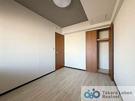 約5.4帖の洋室です。お気に入りのベッドを配置して、自分だけのこだわりの空間に仕上げてみましょう。