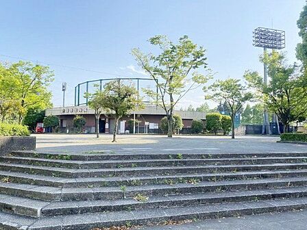 北部公園 徒歩11分。 870m
