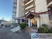 マンションエントランスです。落ち着いた温かみのある色調で、住む人をやさしく迎えてくれます。