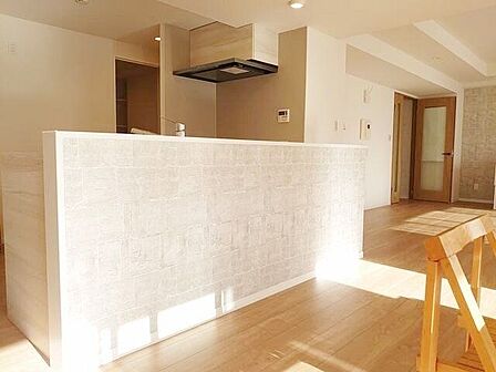 リビングからキッチン台が見えないようになっている事で、より整頓されたお部屋に感じられます。