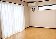 家族との時間をゆったりと過ごせる、温かみのある広々としたリビング空間です。