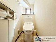 ウォシュレット機能付きで日々のトイレ使用が一段と快適に！衛生的なトイレ環境を実現することが可能です。