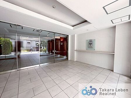 エントランスにはオートロックシステムを設置しています。住戸からはTVモニター付きインターホンで来訪者を確認できるので安心です。