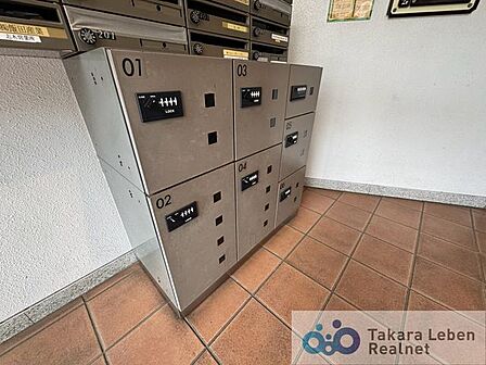 不在時の荷物の受け取りに便利な宅配ボックス。再配達依頼時の休日の時間の拘束から解放されます。