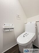 ウォシュレット機能付きのトイレは壁掛けリモコンの上位グレードを採用。便座がスッキリした印象となり、限られた空間を広く見せる効果があります。