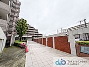 マンションエントランスです。落ち着いた温かみのある色調で、住む人をやさしく迎えてくれます。