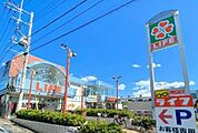 ライフ指扇店 徒歩15分。 1170m