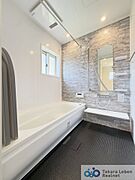 窓付きのバスルームです。換気がしやすいのばもちろん、明るい時間帯の入浴であれば、風を感じながら太陽の明るさも感じることができるでしょう。個室でありながら、リラックスできる開放的な空間に。