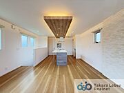 家族が集まる場所だからこそ、採光と通風を確保した心地よいリビングとなっております。自然と家族皆が揃い、笑顔が溢れる場となりそうです。