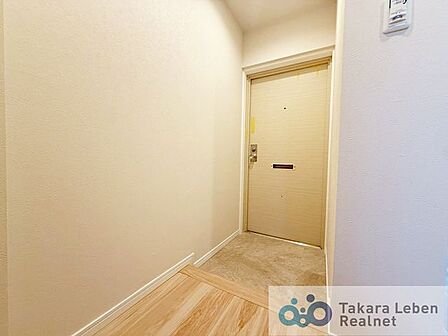 シンプルな玄関は、インテリアを選ばず、すっきりとした印象。毎日の外出・帰宅をスムーズに迎えられます。
