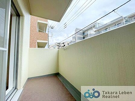 南側バルコニー。爽やかな風が吹き、採光にも恵まれてますので思わずお部屋の外へ出たくなる、そんなバルコニーです。心地良さに包まれ、日々の暮らしをより鮮やかに彩ります。