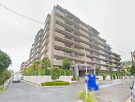 周囲の風景と美しく調和した外観は、主張しすぎず、それでいて印象に残る佇まい。住むほどに愛着が深まる、落ち着きあるデザインです。