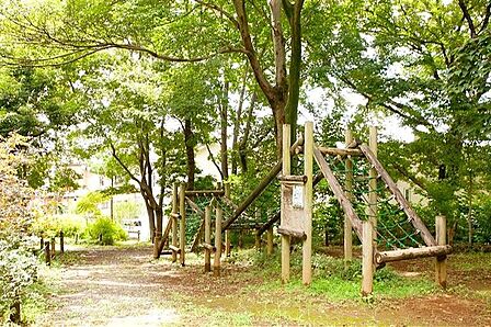 上加自然の森 徒歩3分。 240m