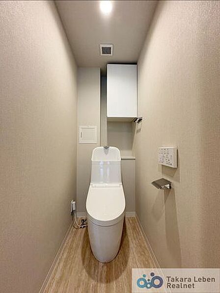 ウォシュレット機能付きのトイレは壁掛けリモコンの上位グレードを採用。便座がスッキリした印象となり、限られた空間を広く見せる効果があります。