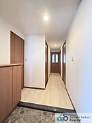 訪れる方を優しくお出迎えする落ち着いた玄関。毎日の外出や帰宅の際にも気持ちを落ち着かせてくれる空間になりそう。