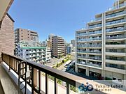 住戸からの眺望。窓の外に広がる大きく開けた眺望は、日々の暮らしの中に喜びを感じさせてくれ、心まで開放的にしてくれそうです。