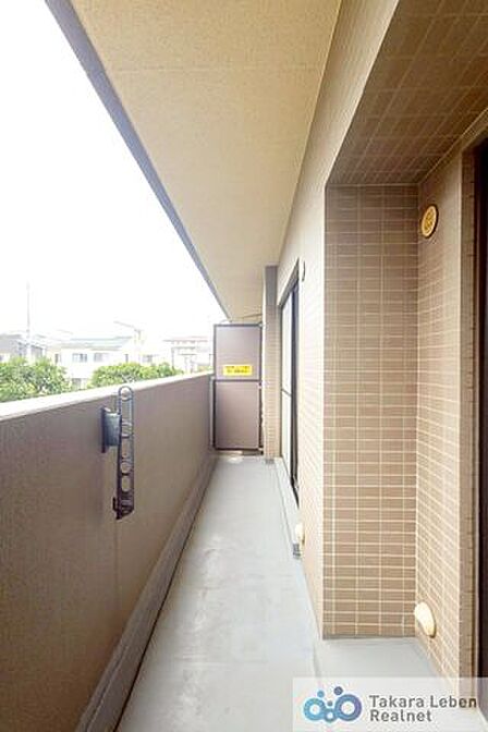 爽やかな風が吹き、採光にも恵まれてますので思わずお部屋の外へ出たくなる、そんなバルコニーです。心地良さに包まれ、日々の暮らしをより鮮やかに彩ります。