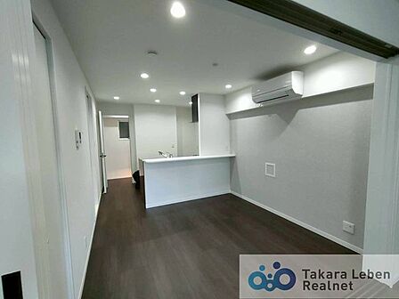 約8.5帖のLDK。全居室エアコン付きです。間仕切りを開放すればより広々とした住空間に◎