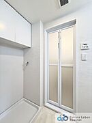 シンプルで明るい洗面脱衣所は、どなたでも使いやすい設計。身支度から洗濯まで、日々の生活をサポートします。