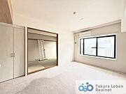 家族が集まる場所だからこそ、採光と通風を確保した心地よいリビングとなっております。自然と家族皆が揃い、笑顔が溢れる場となりそうです。