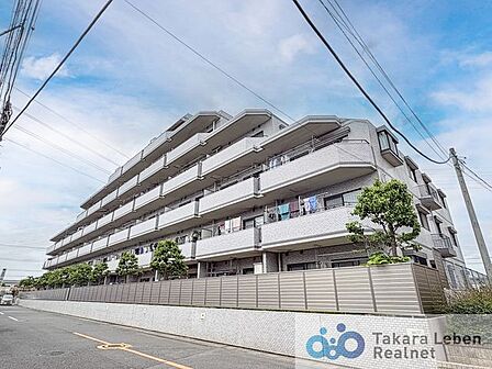 東武伊勢崎線「新越谷」駅から徒歩圏内。日当り良い閑静な佇まいの総戸数86戸6階建マンション。ペット飼育可能です。