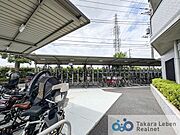屋根付きの駐輪場は雨の日でも濡れずに安心です。（空き要確認）
