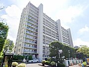 東武東上線「柳瀬川」駅徒歩約6分の好立地！柳ケ瀬川沿いに佇む日当りよく開放感のある立地。複数棟からなる大規模マンションです。