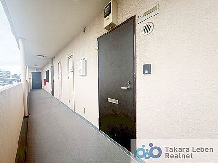 落ち着いた雰囲気の玄関。シューズクローゼットがございますので、常に綺麗な玄関を保てます。
