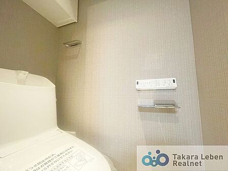 ウォシュレット機能付きのトイレは壁掛けリモコンを採用。限られた空間を広く見せる効果があります。