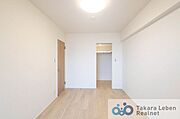 約6.5帖の洋室です。