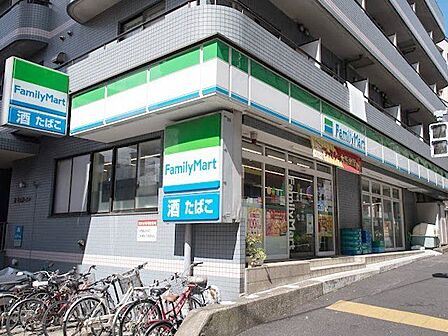 ファミリーマート金井窪山手通り店 徒歩3分。 200m