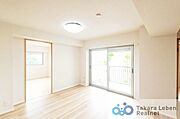 家族が集まる場所だからこそ、採光と通風を確保した心地よいリビングとなっております。自然と家族皆が揃い、笑顔が溢れる場となりそうです。