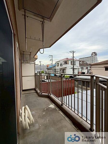 爽やかな風が吹き、思わずお部屋の外へ出たくなる、そんなバルコニーです。心地良さに包まれ、日々の暮らしをより鮮やかに彩ります。