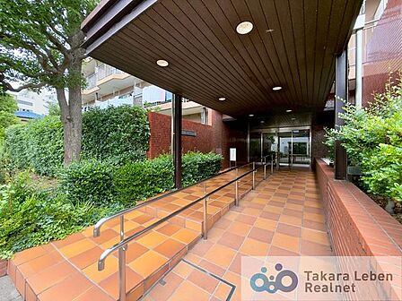 マンションエントランスです。落ち着いた温かみのある色調で、住む人をやさしく迎えてくれます。