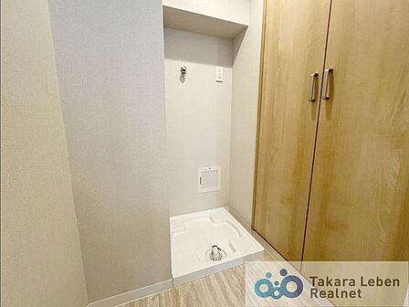 明るくすっきりとした印象の洗面脱衣所。洗濯機置場も確保されており、家事動線がスムーズなのも嬉しいポイントです。