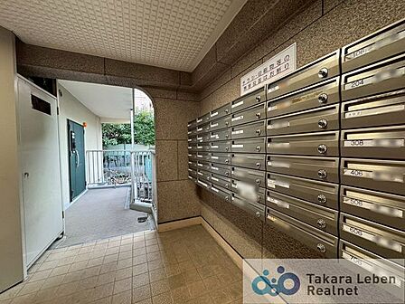 メールボックスコーナーも綺麗に整えられております。共用部分が清潔に保たれていると、マンション全体の品格が上がりますね。