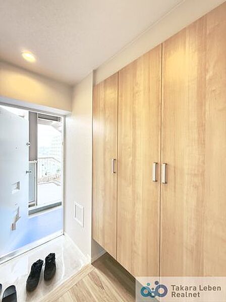 訪れる方を優しくお出迎えする落ち着いた玄関。毎日の外出や帰宅の際にも気持ちを落ち着かせてくれる空間になりそう。
