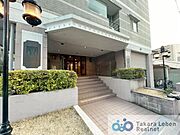 マンションエントランスです。落ち着いた温かみのある色調で、住む人をやさしく迎えてくれます。