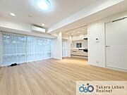 あたたかなぬくもりに包まれたリビングダイニング。家族の団欒を育むスペースは通風・日当たり良好です。