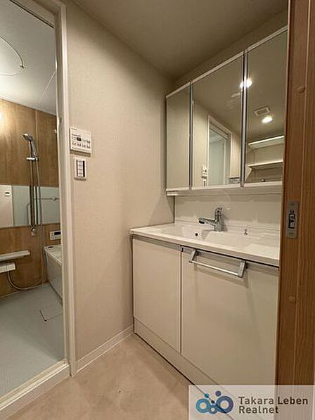 明るくすっきりとした印象の洗面脱衣所。洗濯機置場も確保されており、家事動線がスムーズなのも嬉しいポイントです。