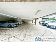 平面駐車場なのでお車の出し入れもスムーズに行うことができます。（空き要確認）