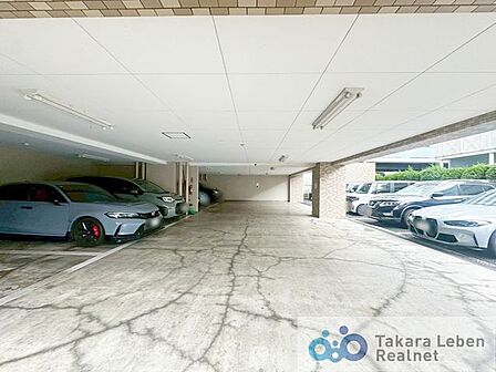 平面駐車場なのでお車の出し入れもスムーズに行うことができます。(空き要確認)