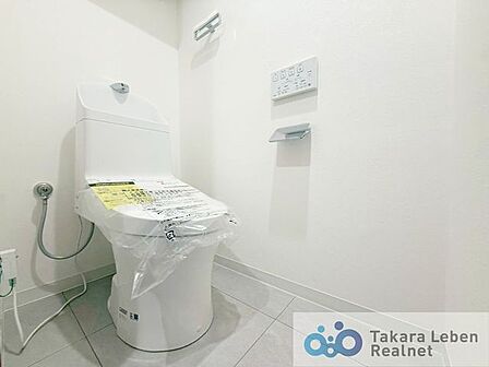 ウォシュレット機能付きのトイレは壁掛けリモコンを採用。限られた空間を広く見せる効果があります。