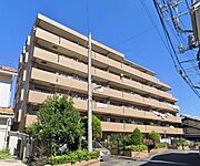 柔らかな印象で、周囲の街並みと調和する、シンプルで優しいデザインの外観です。