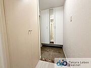 収納力のあるトールサイズのシューズボックスが据え付けられているので靴の収納に困りません。