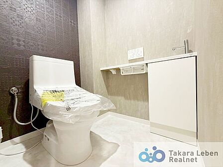 ウォシュレット機能付きで日々のトイレ使用が一段と快適に！衛生的なトイレ環境を実現することが可能です。