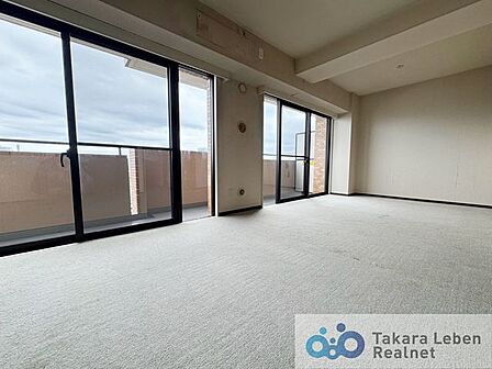 家族が集まる場所だからこそ、採光と通風を確保した心地よいリビングとなっております。自然と家族皆が揃い、笑顔が溢れる場となりそうです。