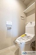ウォシュレット機能付きのトイレは壁掛けリモコンの上位グレードを採用。便座がスッキリした印象となり、限られた空間を広く見せる効果があります。